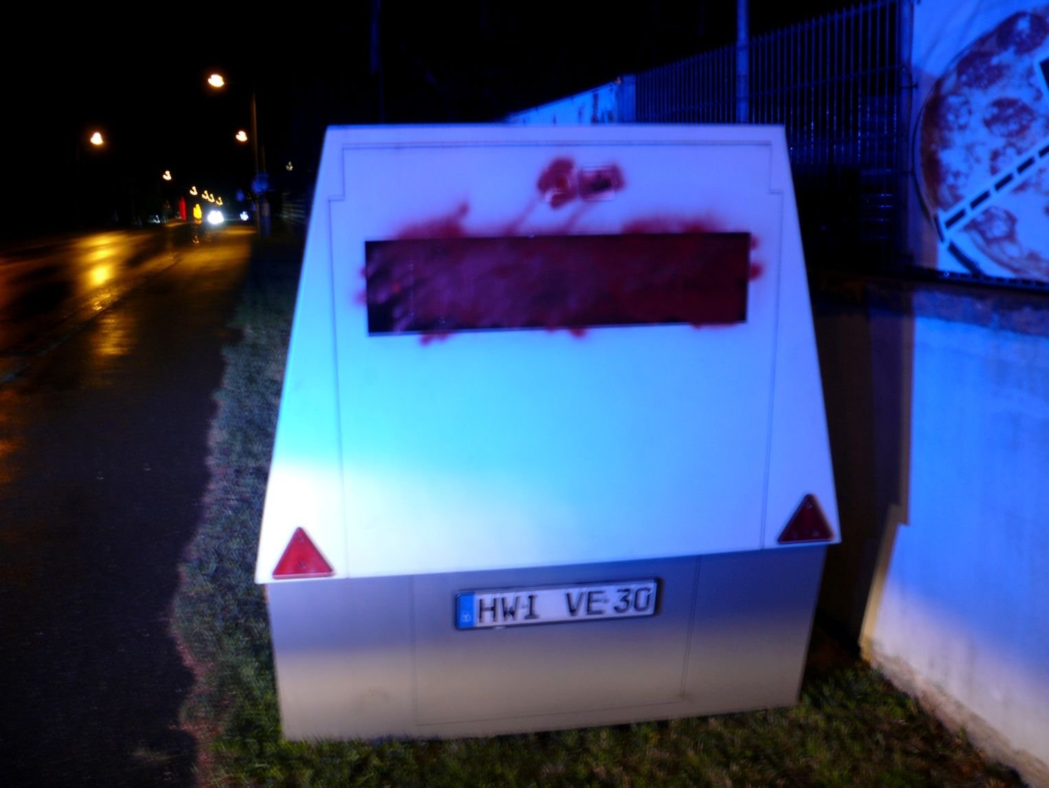 Der Anschlag auf den mobilen Blitzer wird von der Polizei als Sachbeschädigung gewertet.