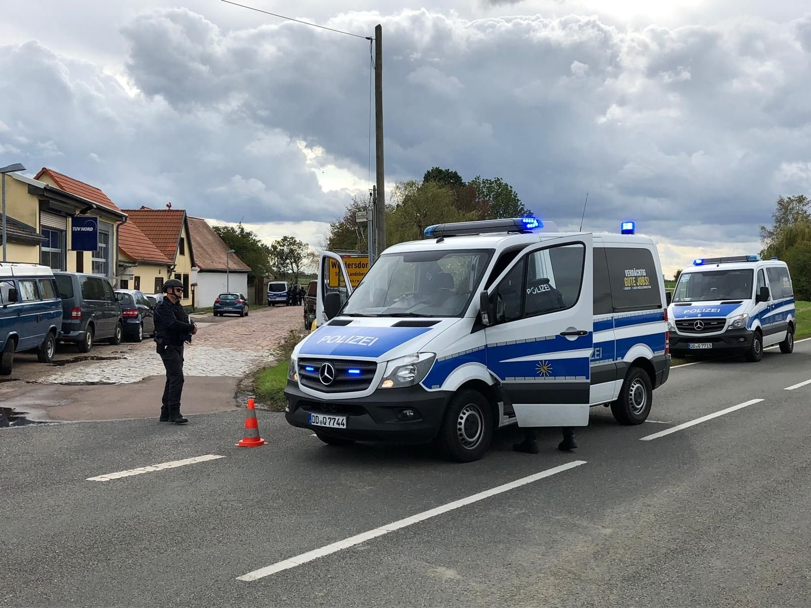 Der Polizeieinsatz in Wiedersdorf dauert auch am Nachmittag weiter an.