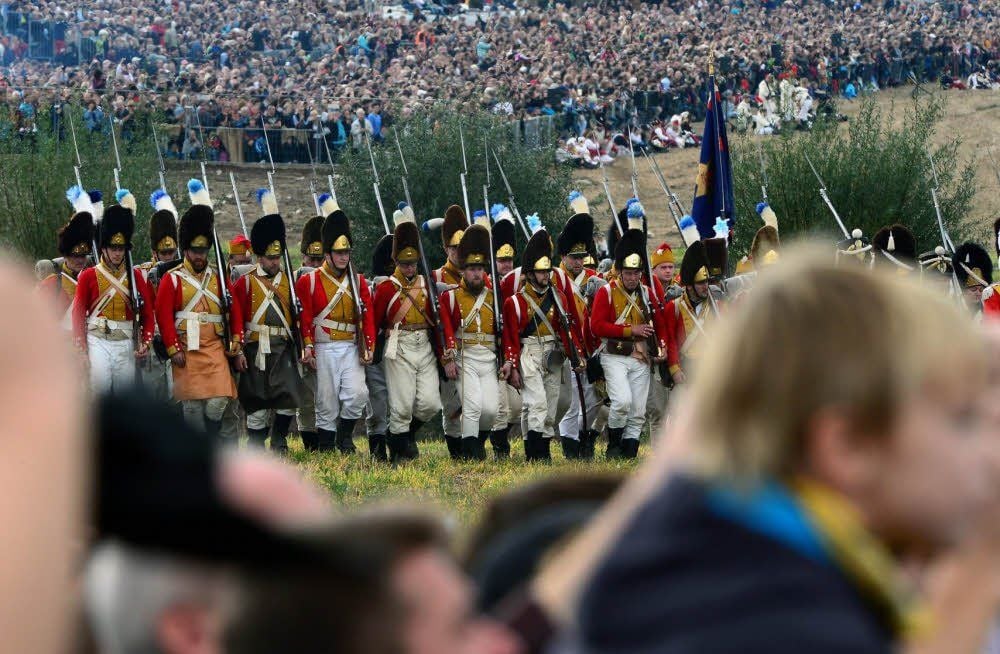 Massen von Zuschauern verfolgen den Aufmarsch der Infanterie.
