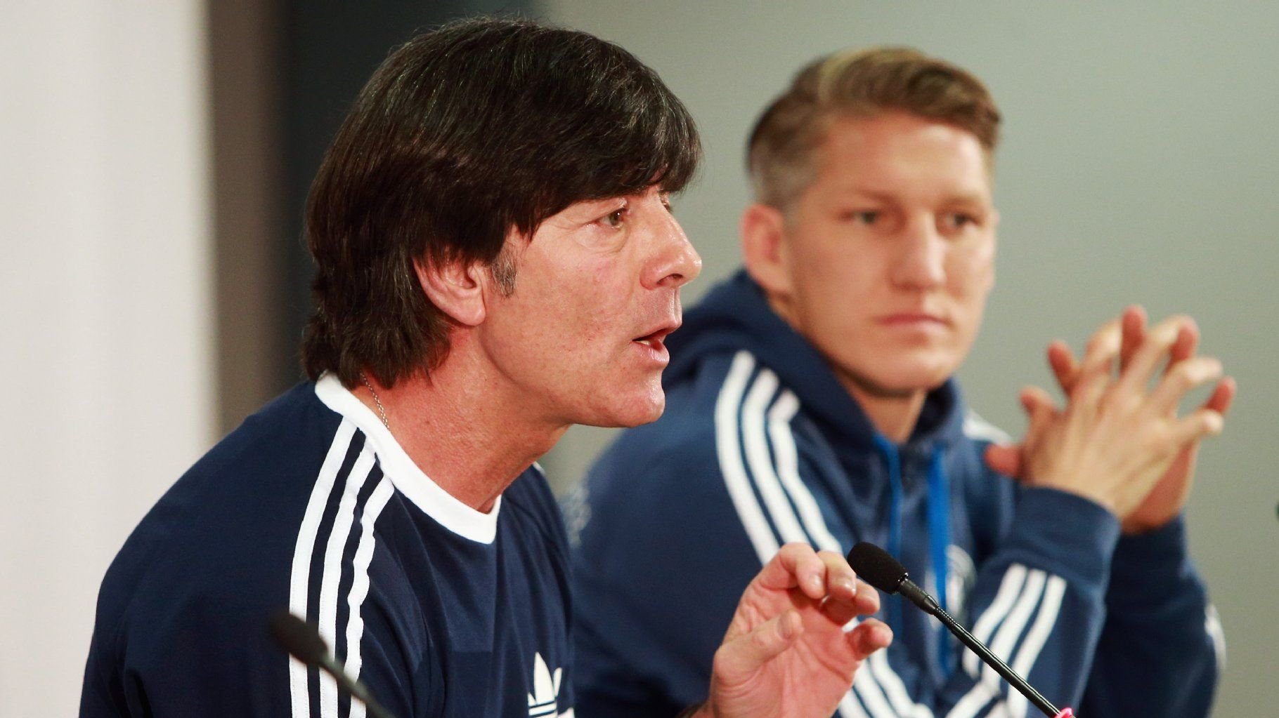 Bundestrainer Joachim Löw zusammen mit Bastian Schweinsteiger auf der Pressekonferenz.