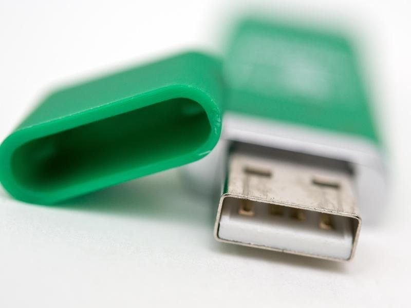 Mehr Sicherheit: Eine Plastikkappe schützt die empfindlichen Kontakte am USB-Stick.