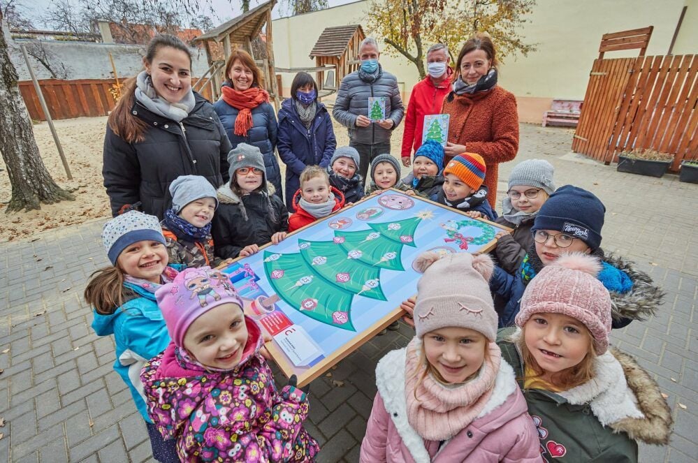 Die Kinder der Kita „Bussi Bär“ freuen sich über den ganz besonderen Adventskalender der Hochschule Anhalt, den es garantiert nirgends zu kaufen gibt.
