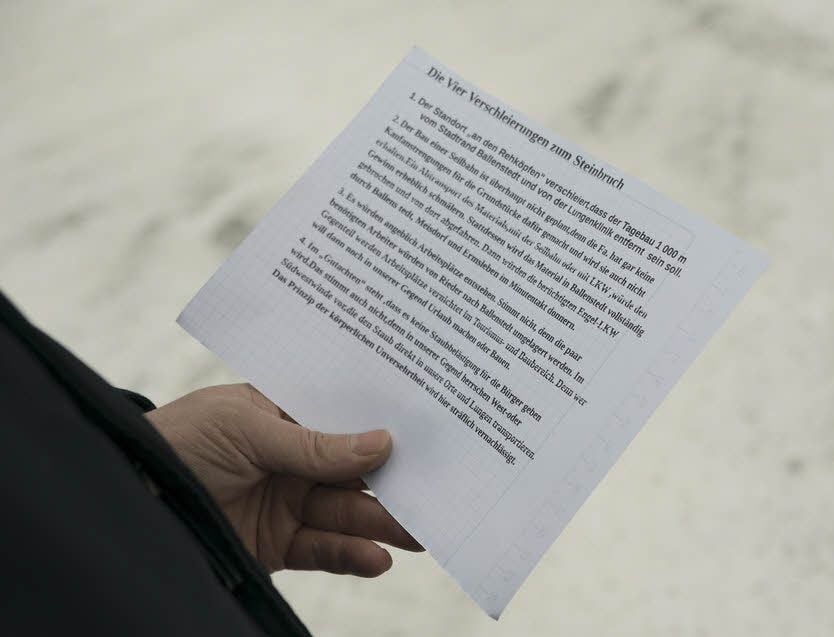 Ein Info-Blatt über „die vier Verschleierungen zum Steinbruch“ machte die Runde.