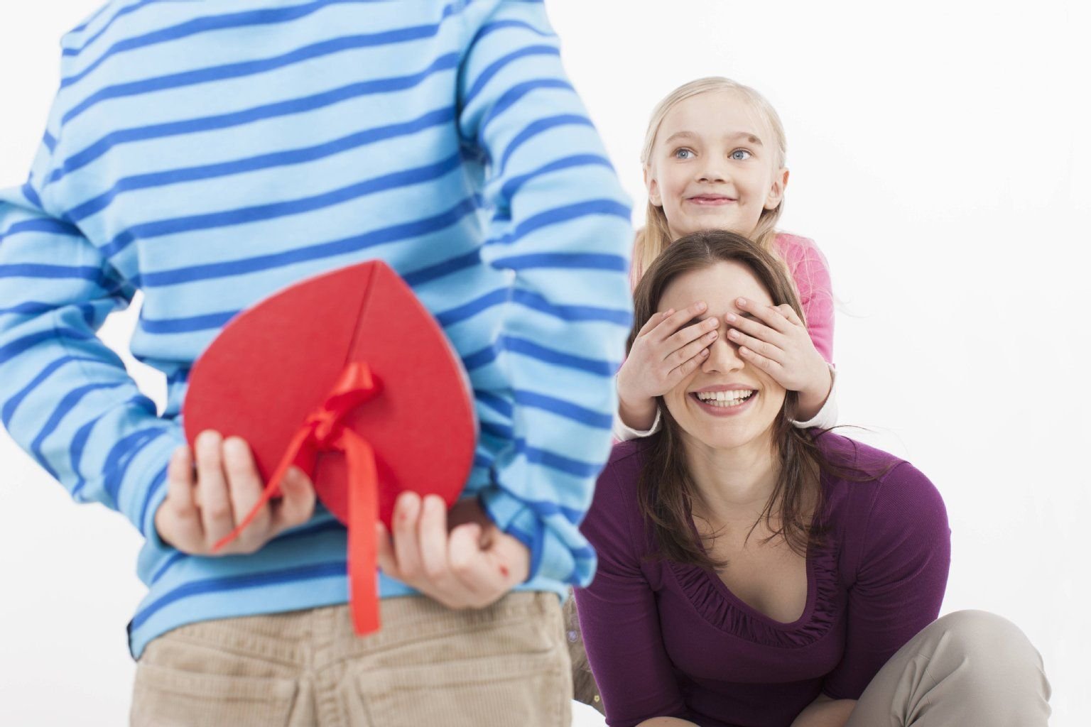 Gerade kleine Kinder lieben es, ihrer Mama eine Freude zu machen.