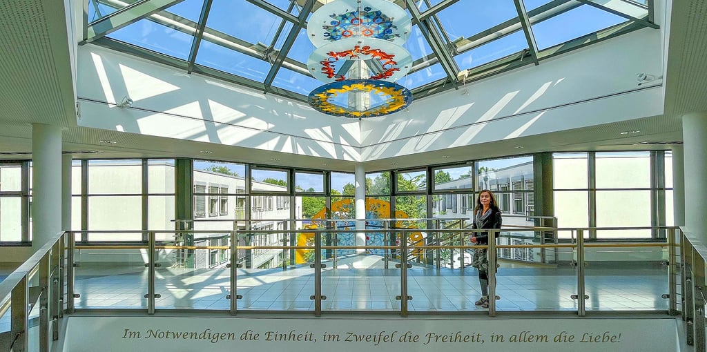 ?Perspektivwechsel? nennt sich das dreiteilige Kunstwerk, das Christiane Budig für die Klinik Bosse entworfen hatte.