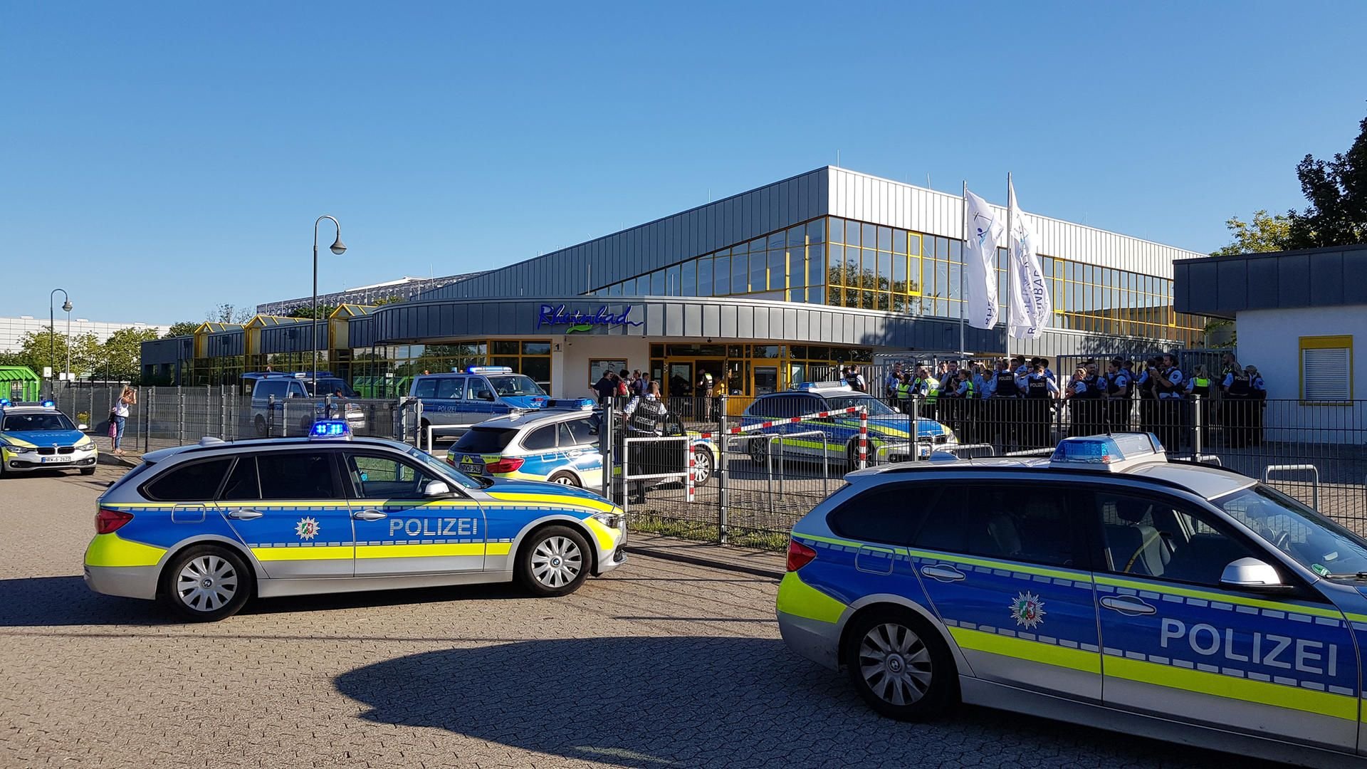 In diesem Sommer musste die Polizei bereits mehrmals zum Rheinbad in Düsseldorf ausrücken.