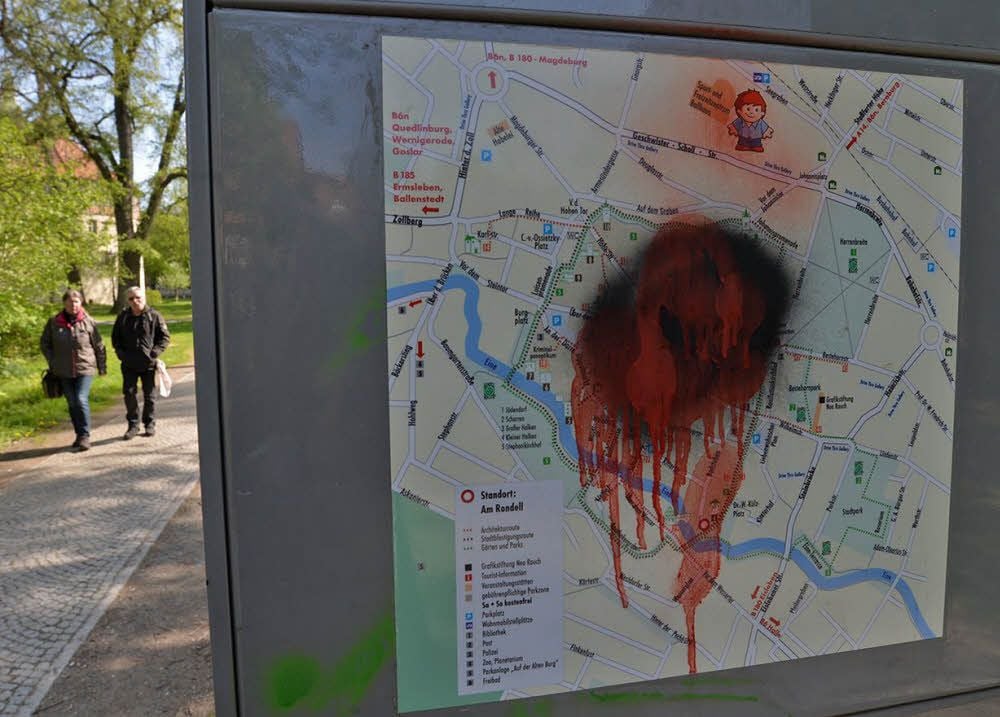 Die Informations-Stele mit dem Stadtplan am Rondell nahe der Eine-Brücke in Aschersleben wurde mutwillig zerstört.