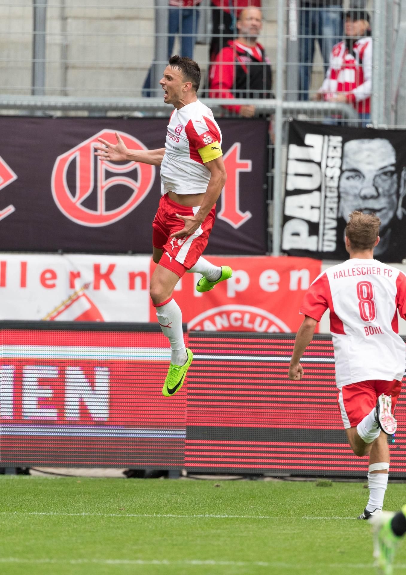 Der große Sprung: Petar Sliskovic trifft zum 2:1 gegen Wehen Wiesbaden,