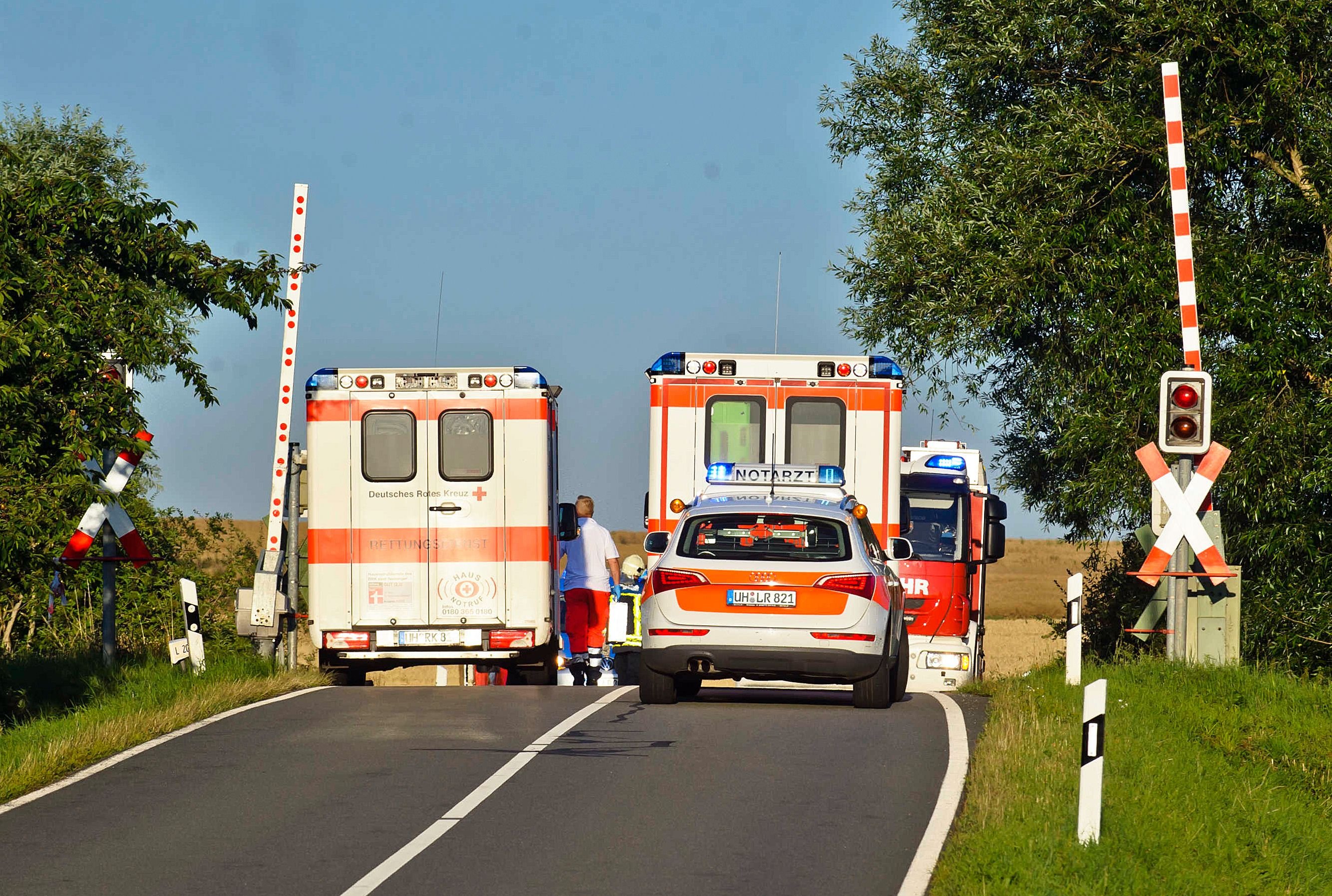Rettungskräfte stehen an einem Unfallort in Höngeda