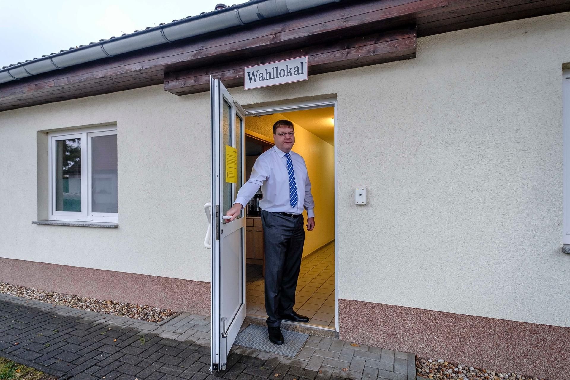 Wahllokal in Zschornewitz: In der Kindertagesstätte "Kribbel, Krabbel Käferhaus" öffnet Daniel Hill pünktlich am Sonntag um 8 Uhr die Tür zum Wahllokal.