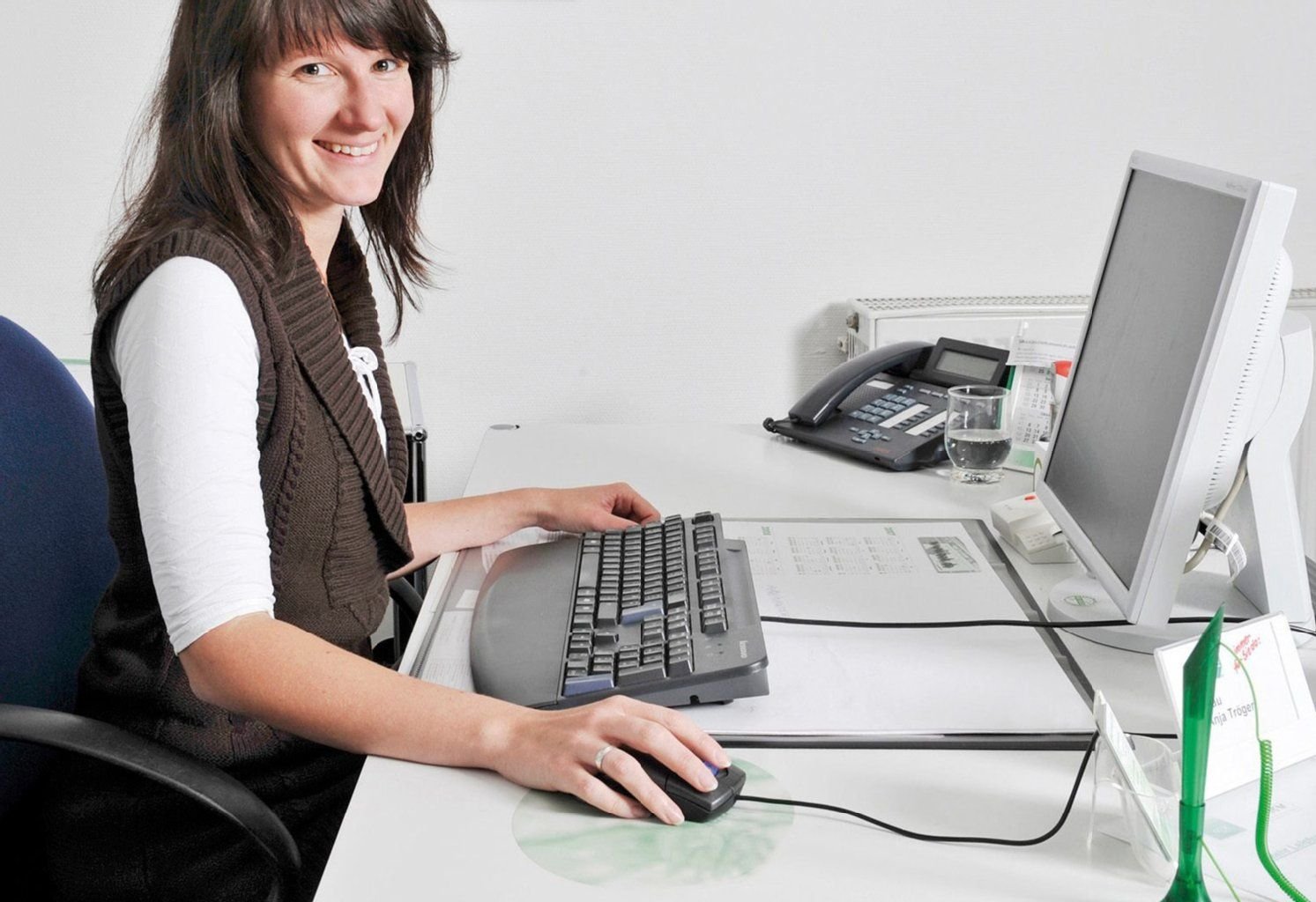 Wer seinen Job am Schreibtisch erledigt, sollte versuchen, so viel Bewegung wie möglich in den Arbeitsalltag zu bringen.
