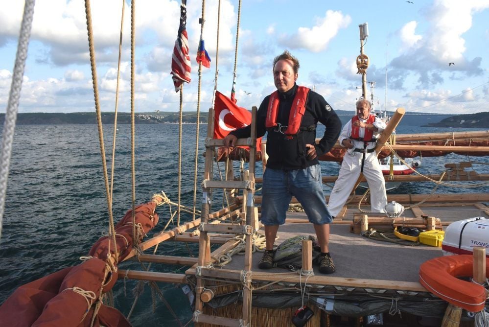 Dominique Görlitz auf seinem Schilfboot „Abora IV“