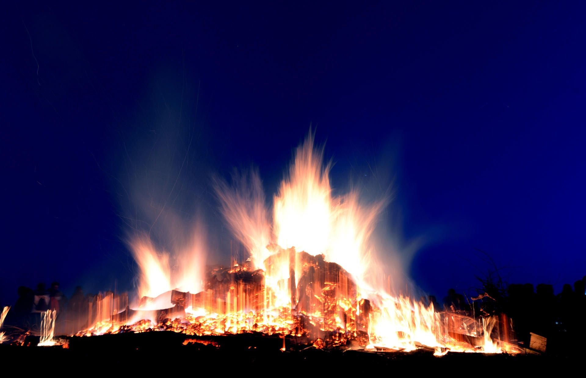 Ein traditionelles Osterfeuer brennt