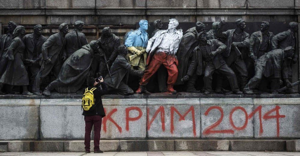 In Bulgariens Hauptstadt Sofia haben Sympathisanten Figuren eines alten Kämpfer-Denkmals in den Farben der Ukraine und Polens angemalt.