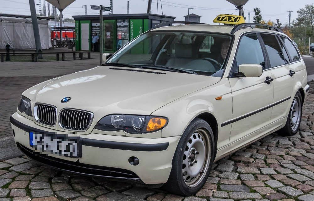 Einfach nur auf Kunden warten, das reicht nicht mehr: Taxiunternehmen brauchen Stammkundschaft, um über die Runden zu kommen. Patientenfahrten sind da eine Variante. Die Verhandlungen, um den Mindestlohn auszugleichen, gestalten sich aber sehr schwierig.