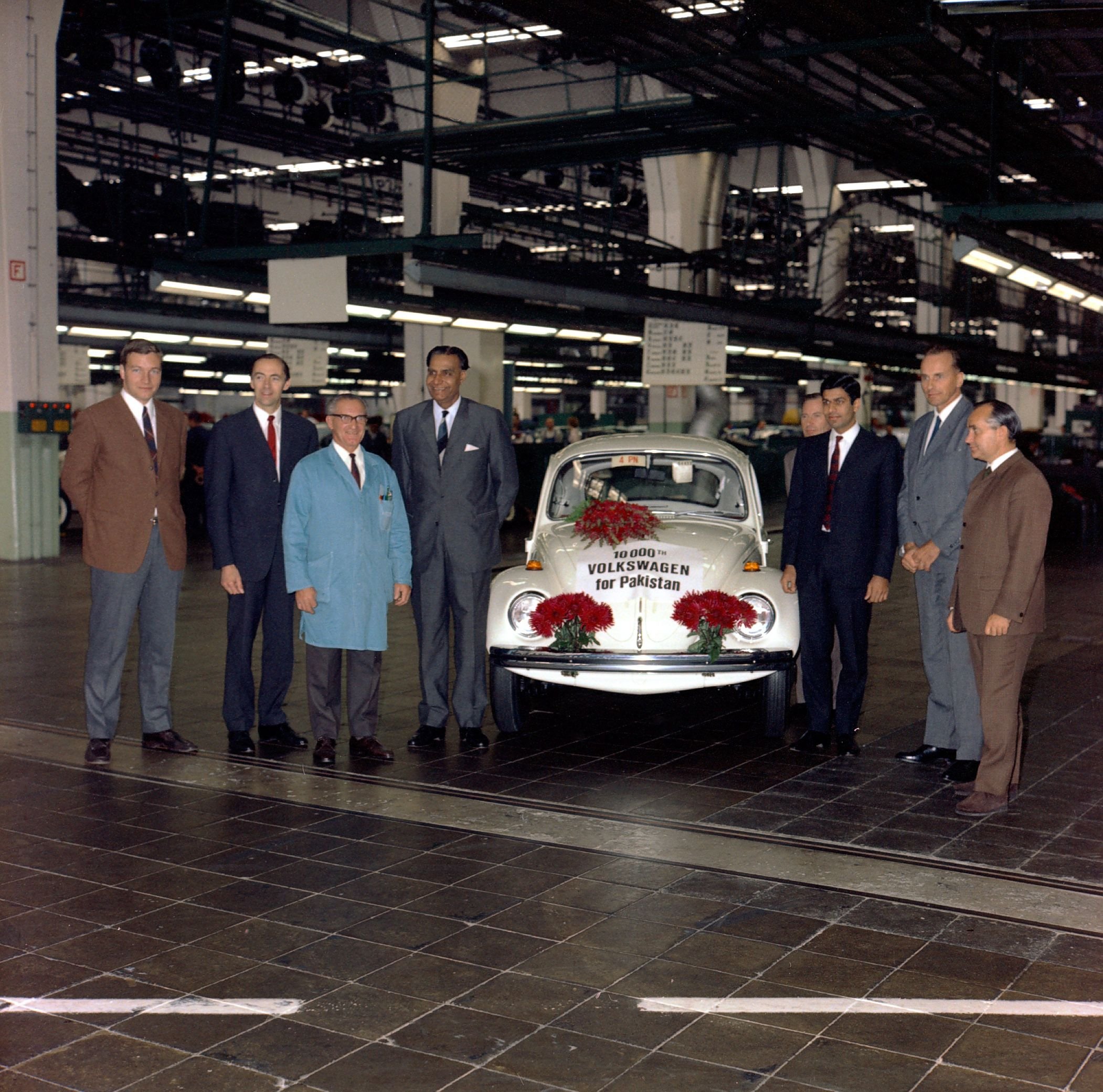 Das Foto aus dem September 1967 zeigt die Übergabe des 10.000 Volkswagens in Wolfsburg an den Importeur aus Pakistan.