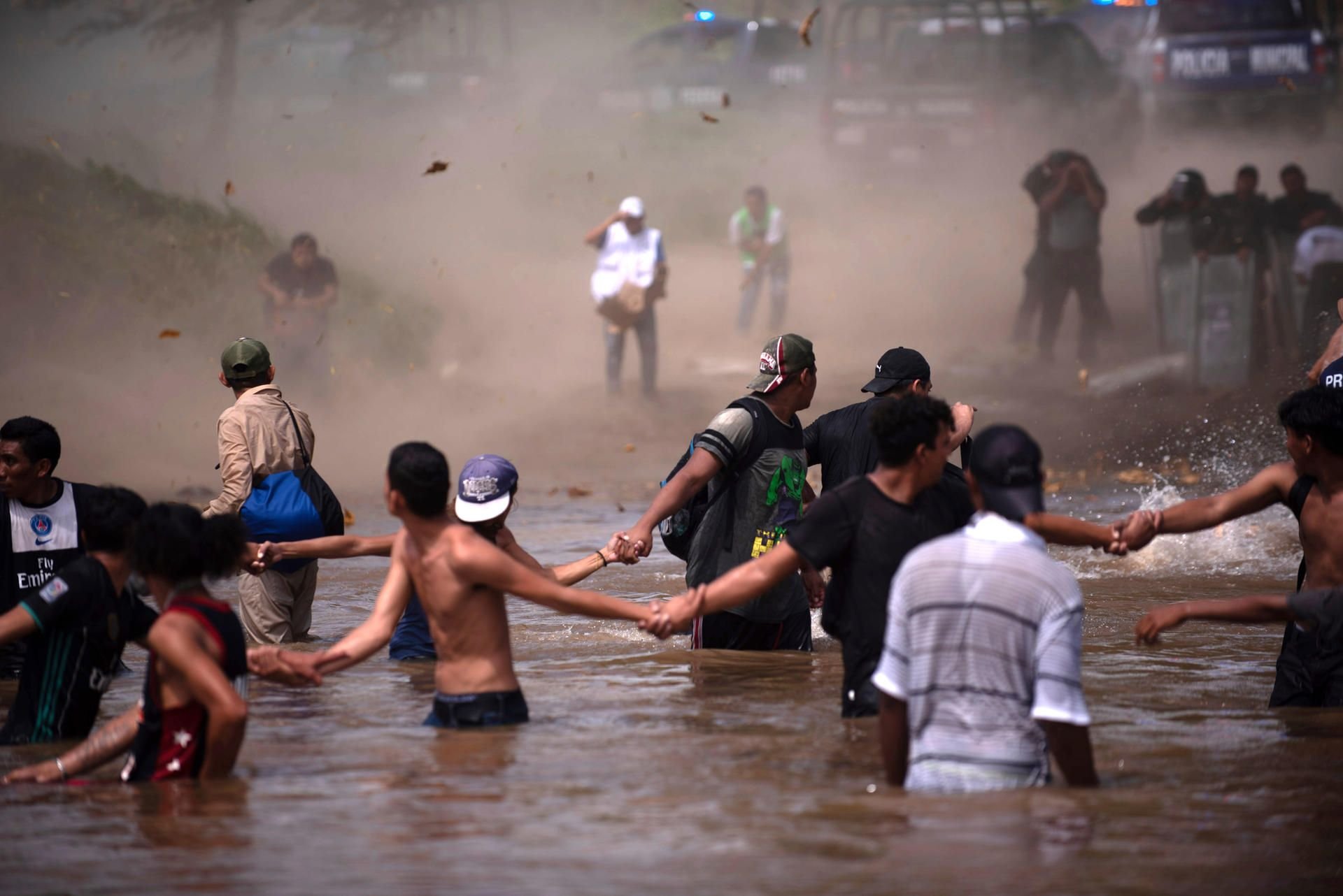 Migranten durchwaten den Grenzfluss zwischen Mexiko und Guatemala.
