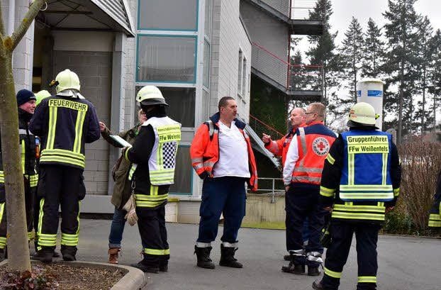 Rettungskräfte werden von Feuerwehrleuten am Weißenfelser Asklepios-Klinikum untersucht.
