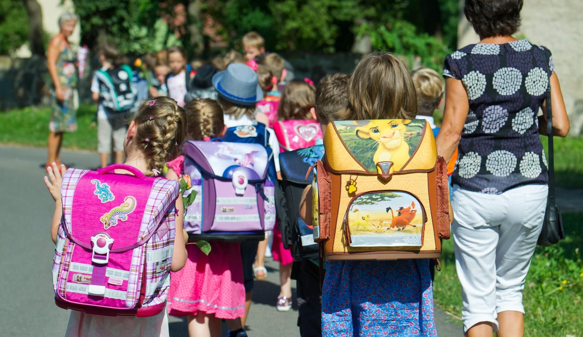 Schulkinder einer Grundschule in Frankfurt (Oder, Brandenburg) gehen mit ihrer Lehrerin am 03.08.2013 nach der Einschulungsfeier zum Schulgebäude (Symbolbild).