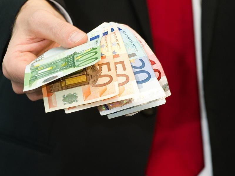 Kassensturz machen und Ausgaben vorziehen - Wer sich bis zum Jahresende um seine Finanzen kümmert, kann Steuern und Versicherungsbeiträge sparen.