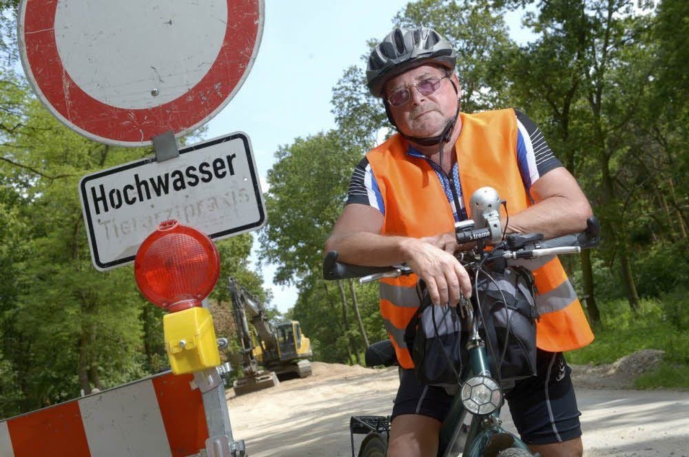 Dieter Kühnold ist einer von zehn Fahrradwächtern der BVIK, die auf den Radwegen ständig unterwegs sind.
