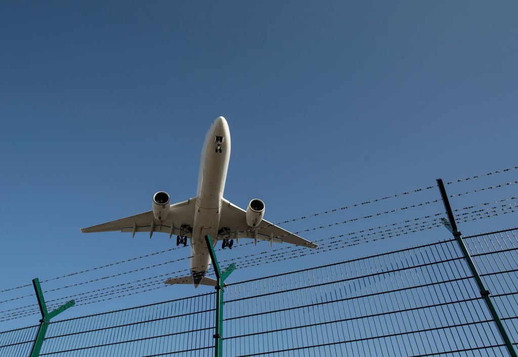 Ein Flugzeug bei der Landung.