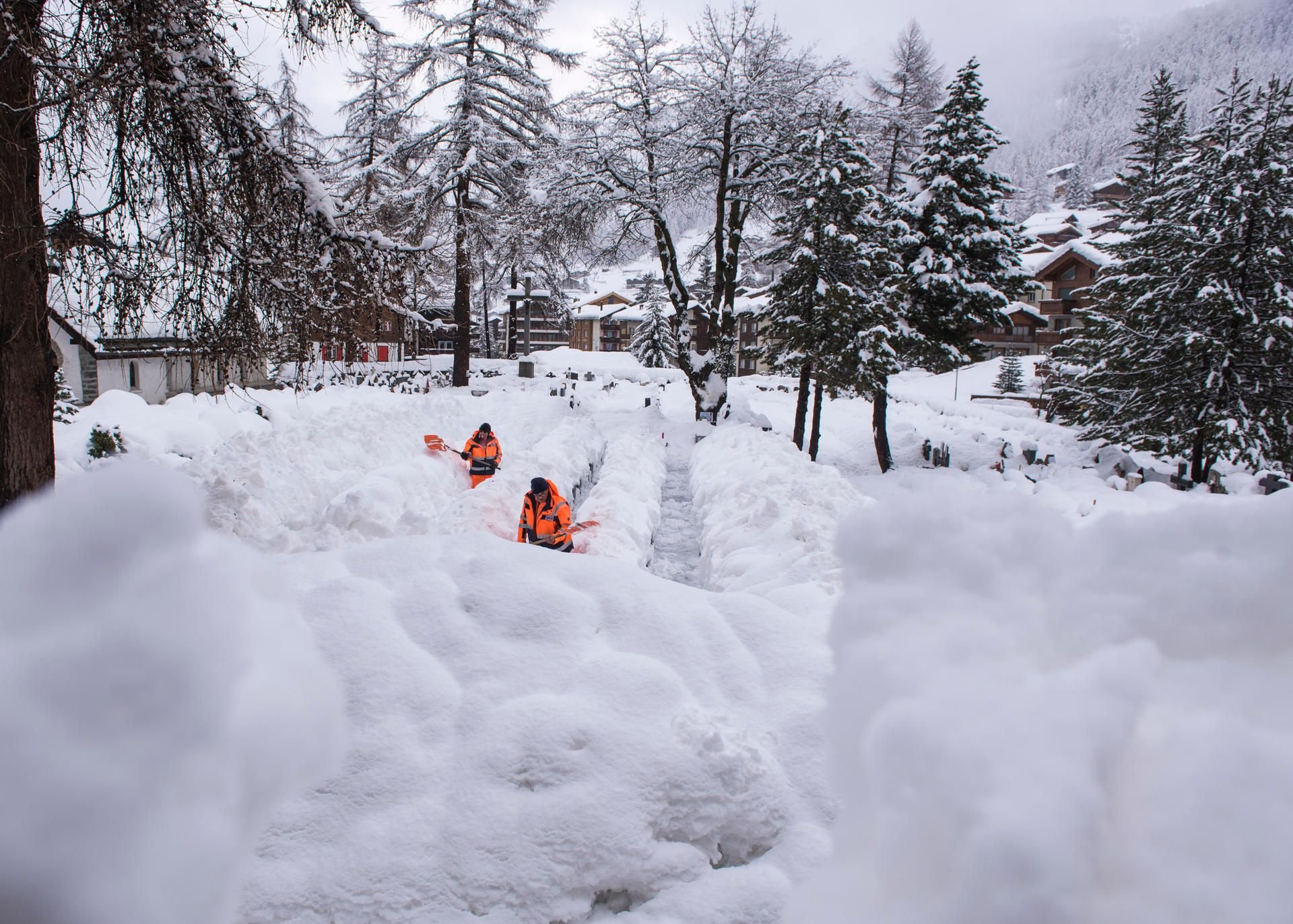 In Zermatt werden Schneisen für die Fußgänger freigeschaufelt.