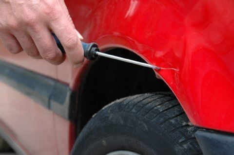 In Dessau wurden mehrere Autos beschädigt.