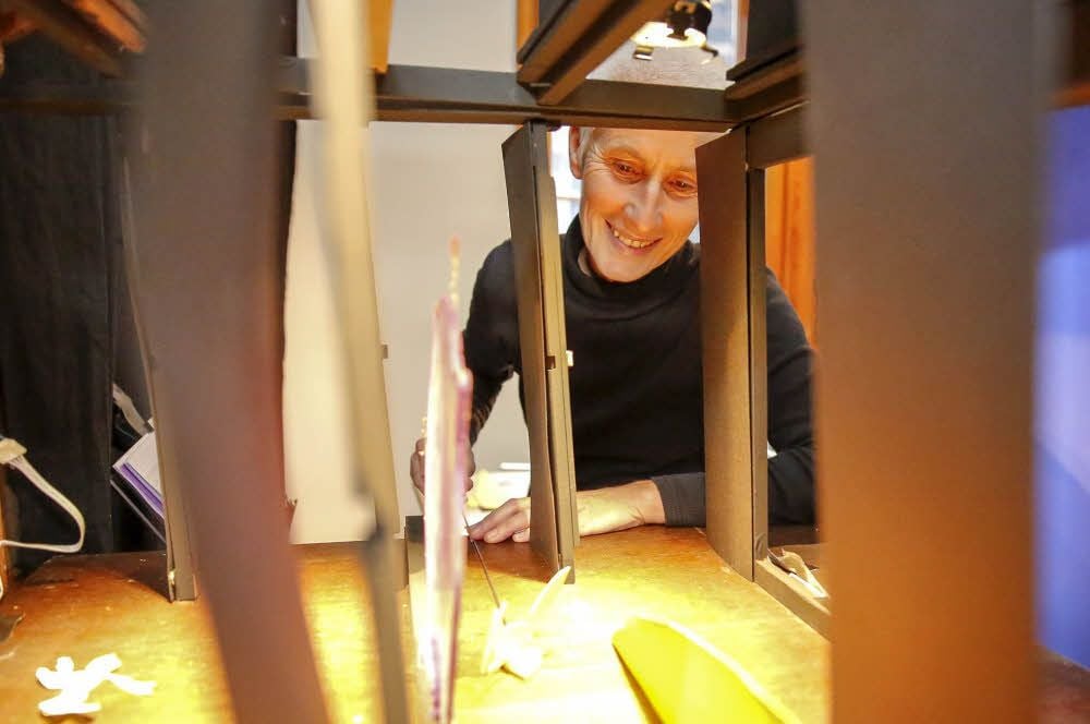 Anja Herbener bei den Proben für die Papiertheater-Inszenierung „Der kleine Prinz“. Premiere ist am kommenden Freitag.