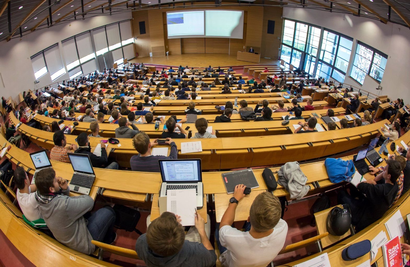 Nie wieder Hörsaal: Die Abschlussarbeit ist das Ende des Studiums. Doch vielen Studenten läuft der Schweiß schon über die Stirn, wenn sie nur daran denken.