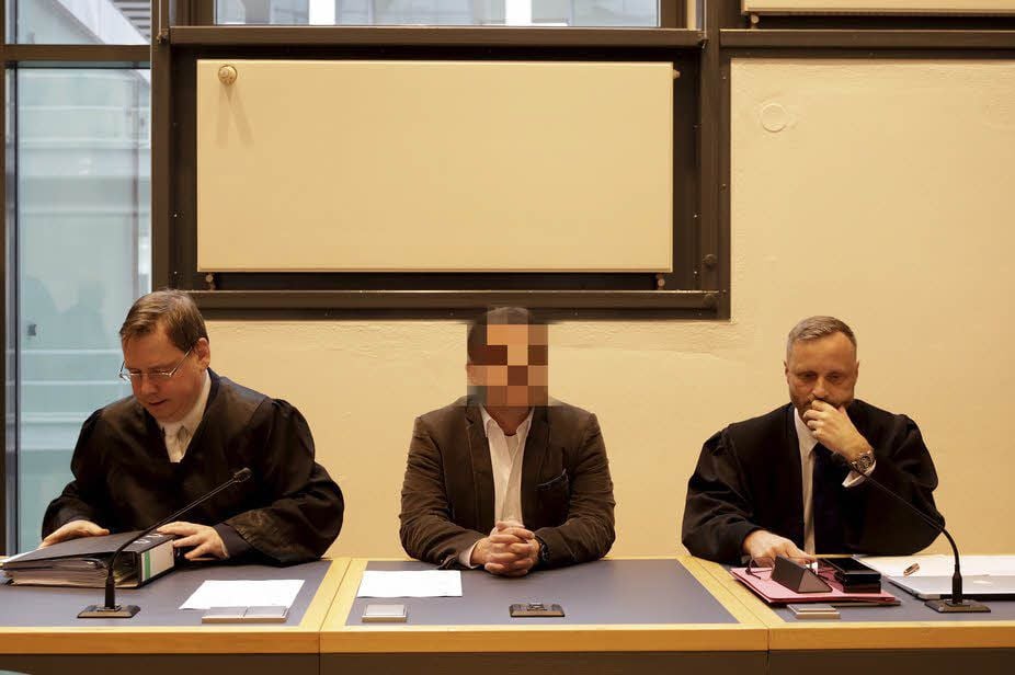 Der angeklagte ehemalige Chefarzt mit seinen Verteidigern Olaf Schröder (links) und Jens Glaser.