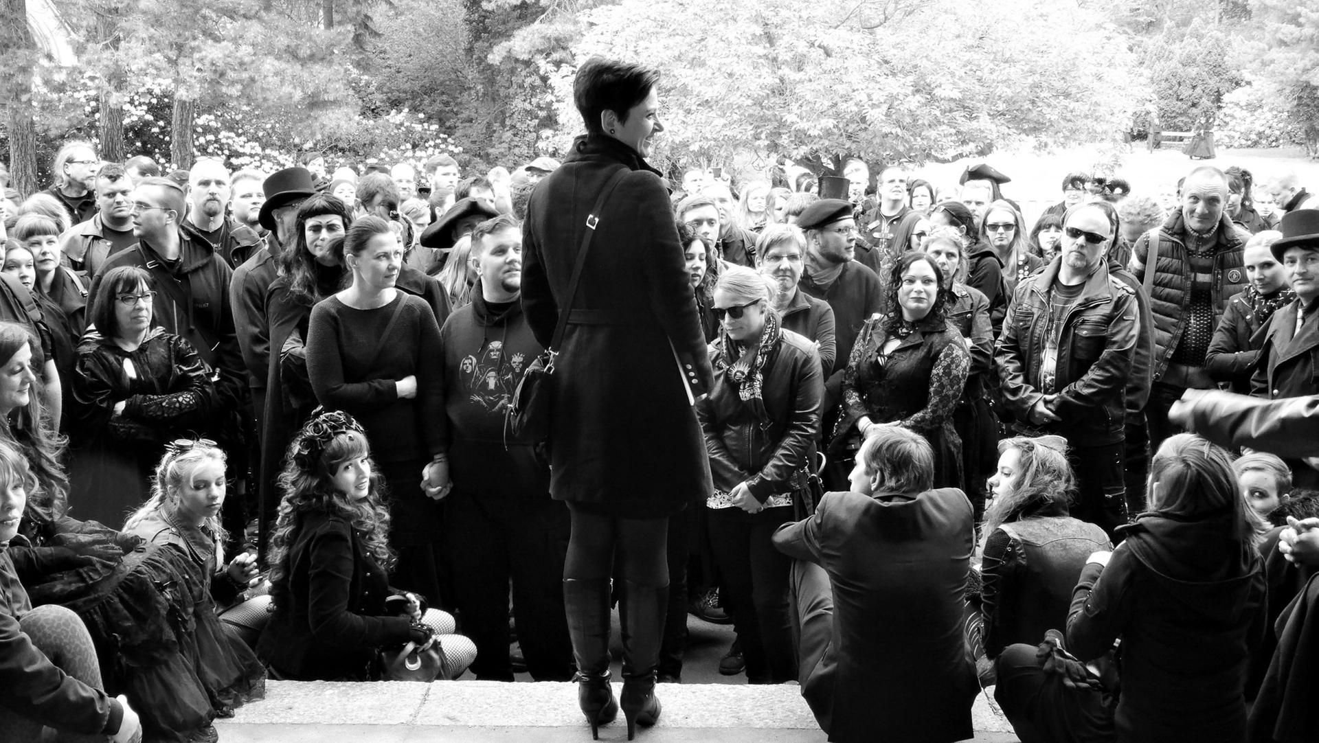 Im zweiten Teil des Friedhofsgeflüsters tritt Anja Kretschmer in Zivil auf – im ersten mimte sie eine schwarze Witwe.