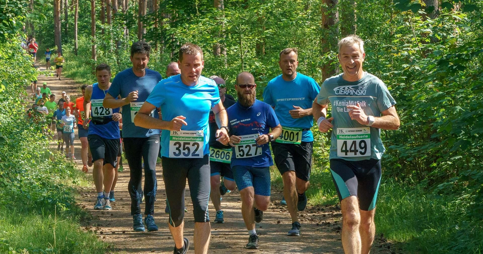 Läufer auf dem Fünf-Kilometer Rundkurs beim Heidelauf 2018 in Halle-Nietleben.