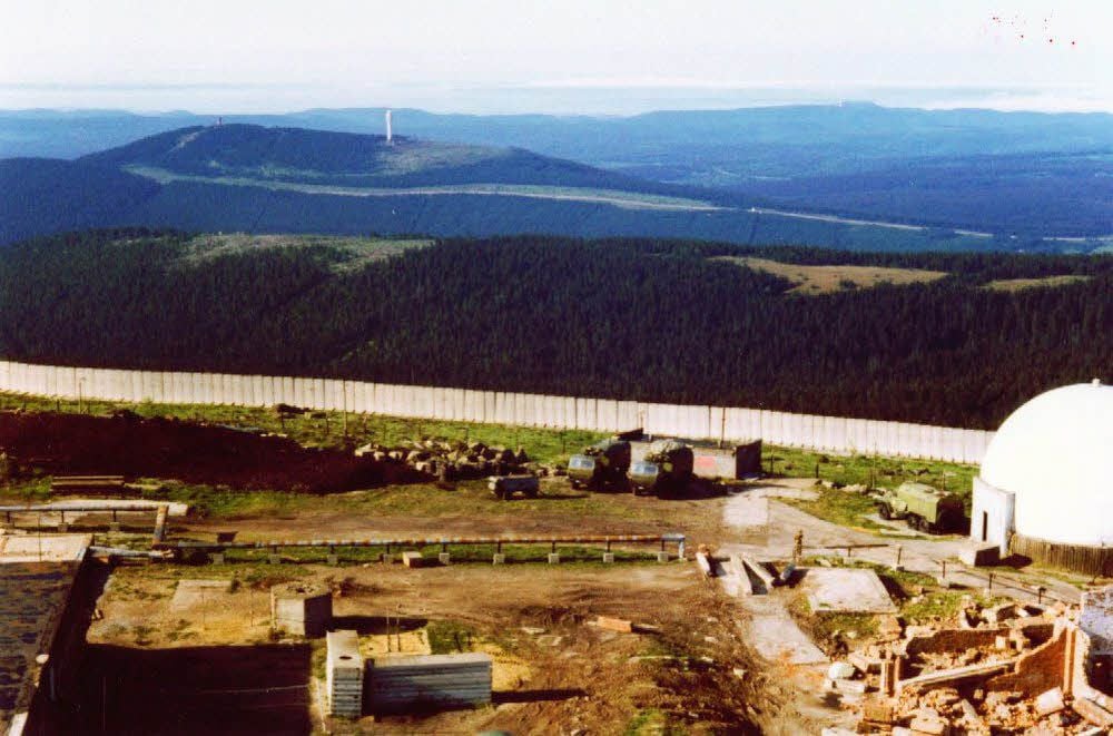 Die Grenzanlagen boten sich den Mitarbeitern auf dem Berg beim Blick gen Westen.