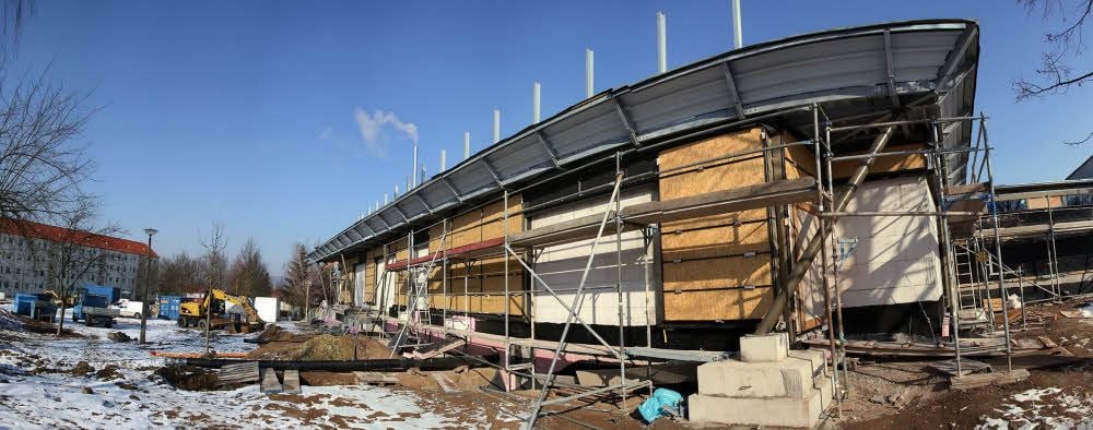 Anfang April soll die Schwimmhalle „SaWanne“ fertiggestellt sein. Draußen sieht es noch nicht danach aus