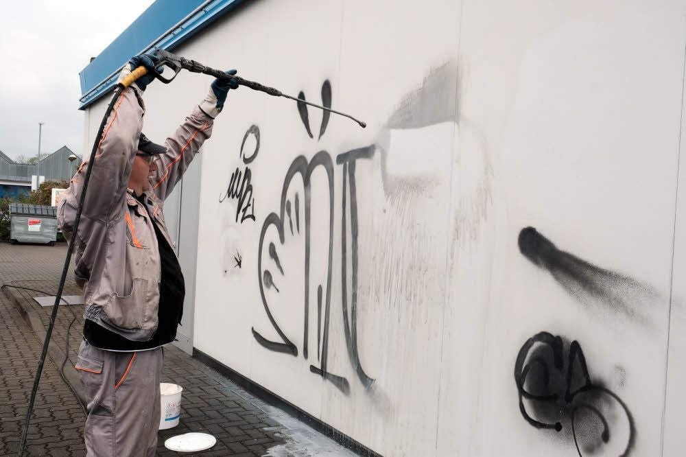 Gegen Graffiti sind auch die Mitarbeiter der Firma Reinflex oft im Einsatz. In den meisten Fällen lassen sich die Schmierereien gut entfernen.