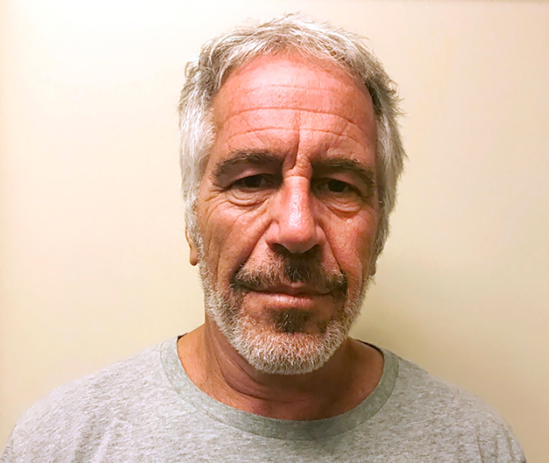 Jeffrey Epstein, der wegen des Vorwurfs des schweren Kindesmissbrauchs im Gefängnis saß, ist tot in seiner Zelle aufgefunden worden.