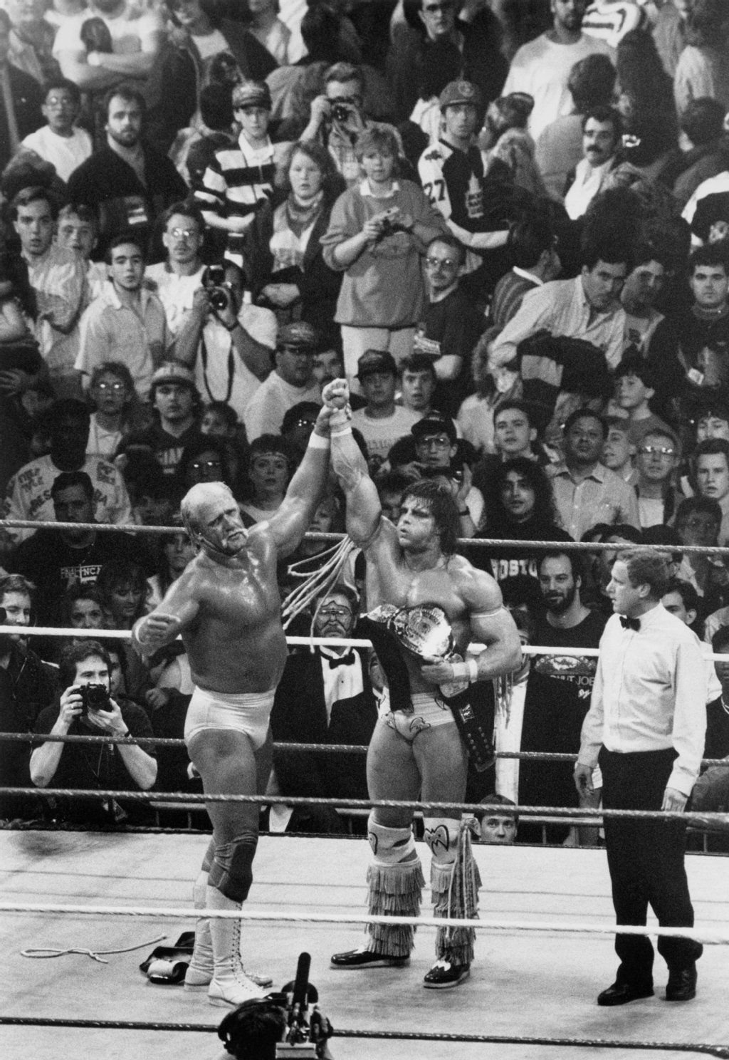 Hulk Hogan gibt sich dem Ultimate Warrior geschlagen.