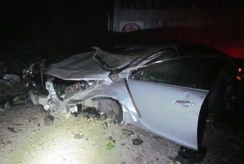 Das Auto ist vollkommen zerstört. Vorderräder und Motor sind herausgerissen worden.