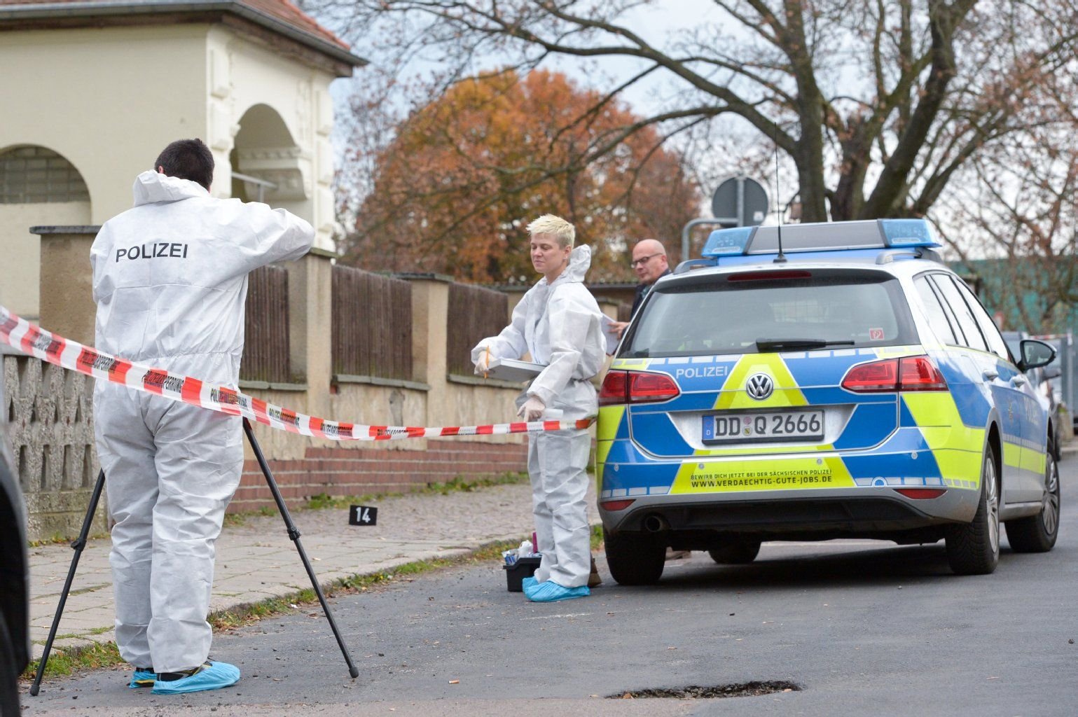 Kriminalbeamte sichern Spuren vor einer Schule in Leipzig. Ein Mädchen hatte eine Klassenkameradin mit einem Messer angegriffen und verletzt.