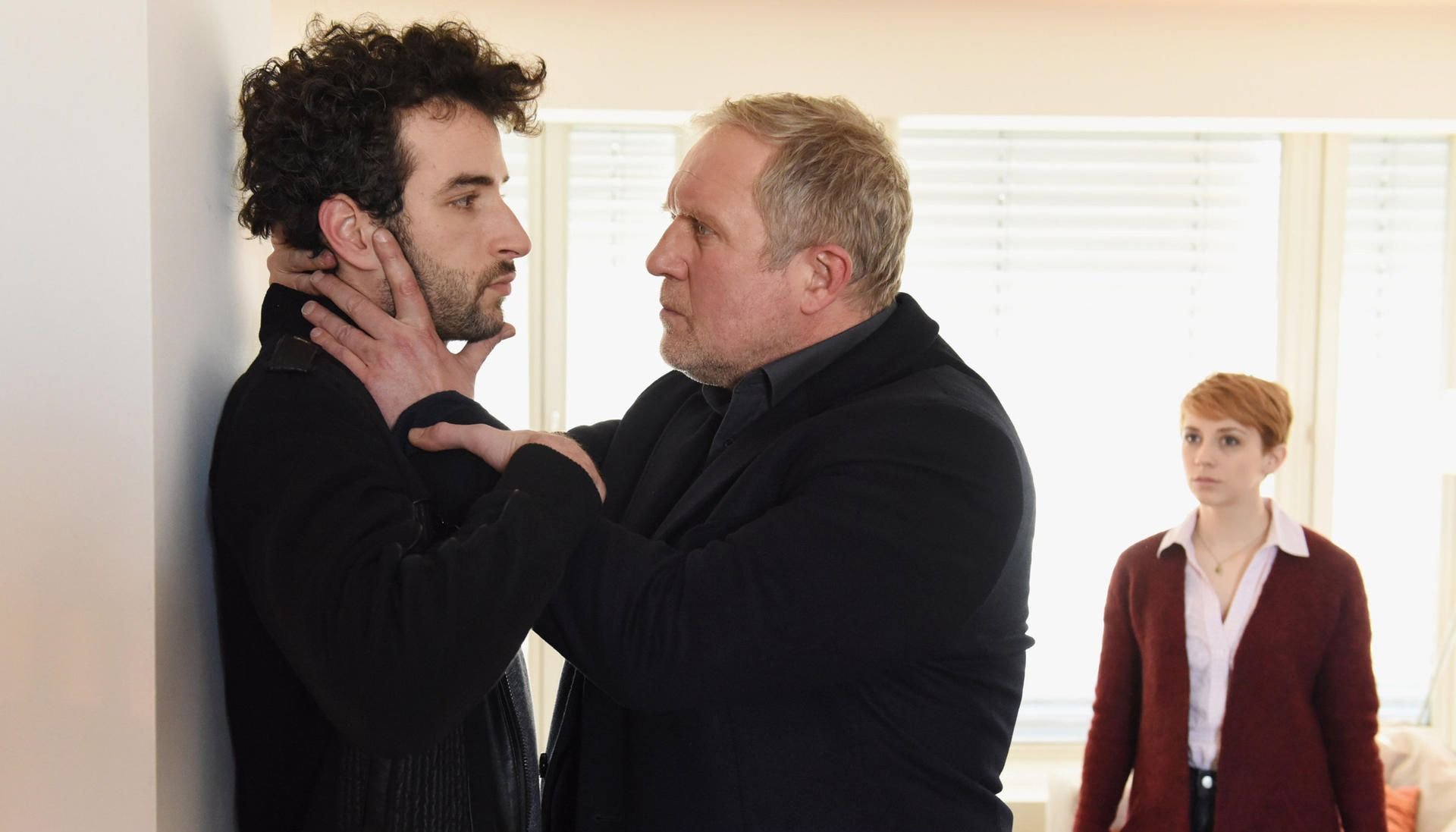 Eisner (Harald Krassnitzer, M) knöpft sich Kerem, (Mehmet Sözer, l) den Freund seiner Tochter Claudia (Tanja Raunig) in der Szene des "Tatort Schock" vor.