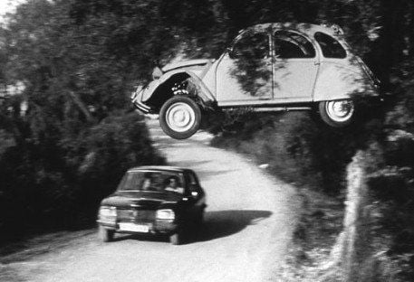 Ein weiterer bekannter Bond-Stunt aus „In tödlicher Mission“ verhalf der Ente (Citroen 2CV) zu einem ungeahnten Höhenflug.