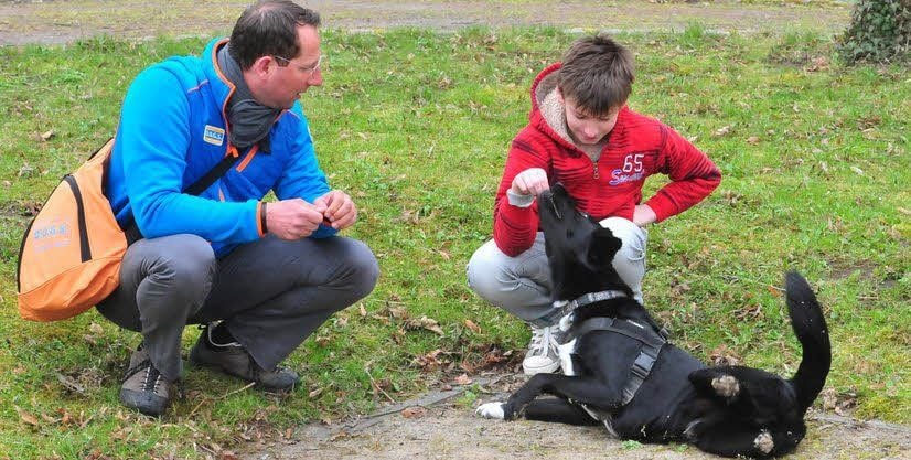 Dennis soll seine Feinmotorik stärken. Das geschieht wie nebenbei.