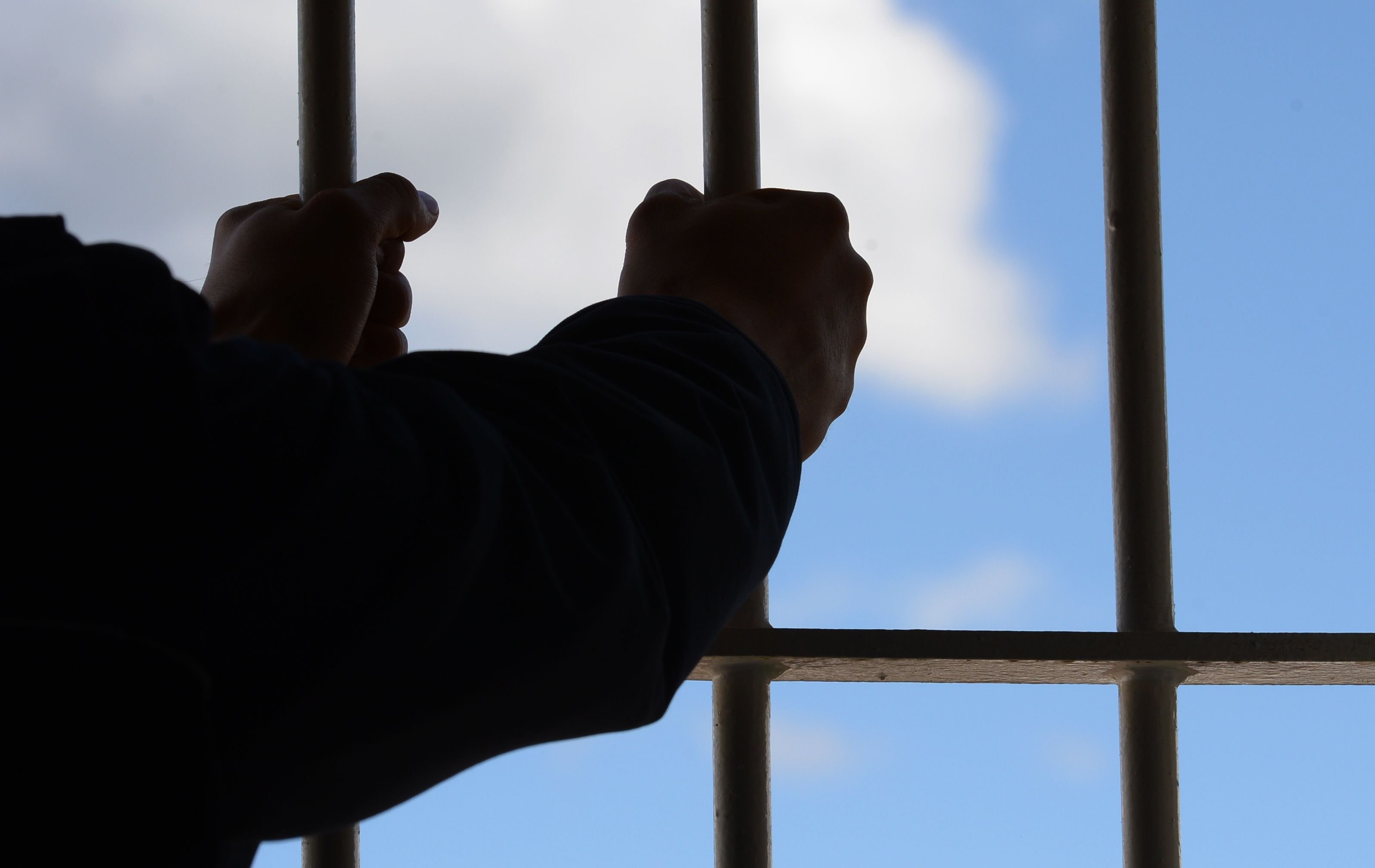 Ein Häftling in einer Gefängniszelle