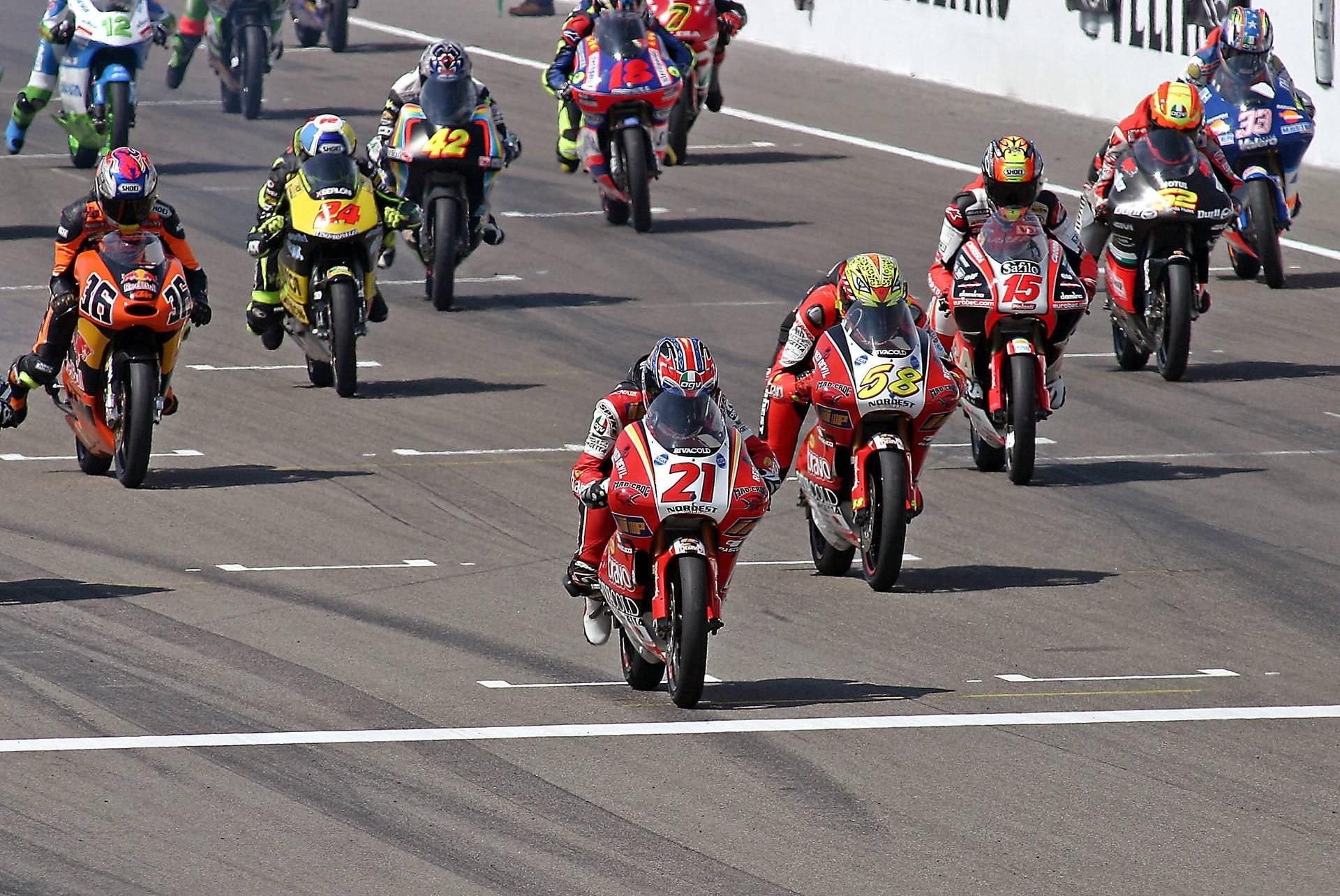 Steve Jenkner (Nr 21, vorne) auf seiner Aprilia beim Rennen auf dem Sachsenring 2004.