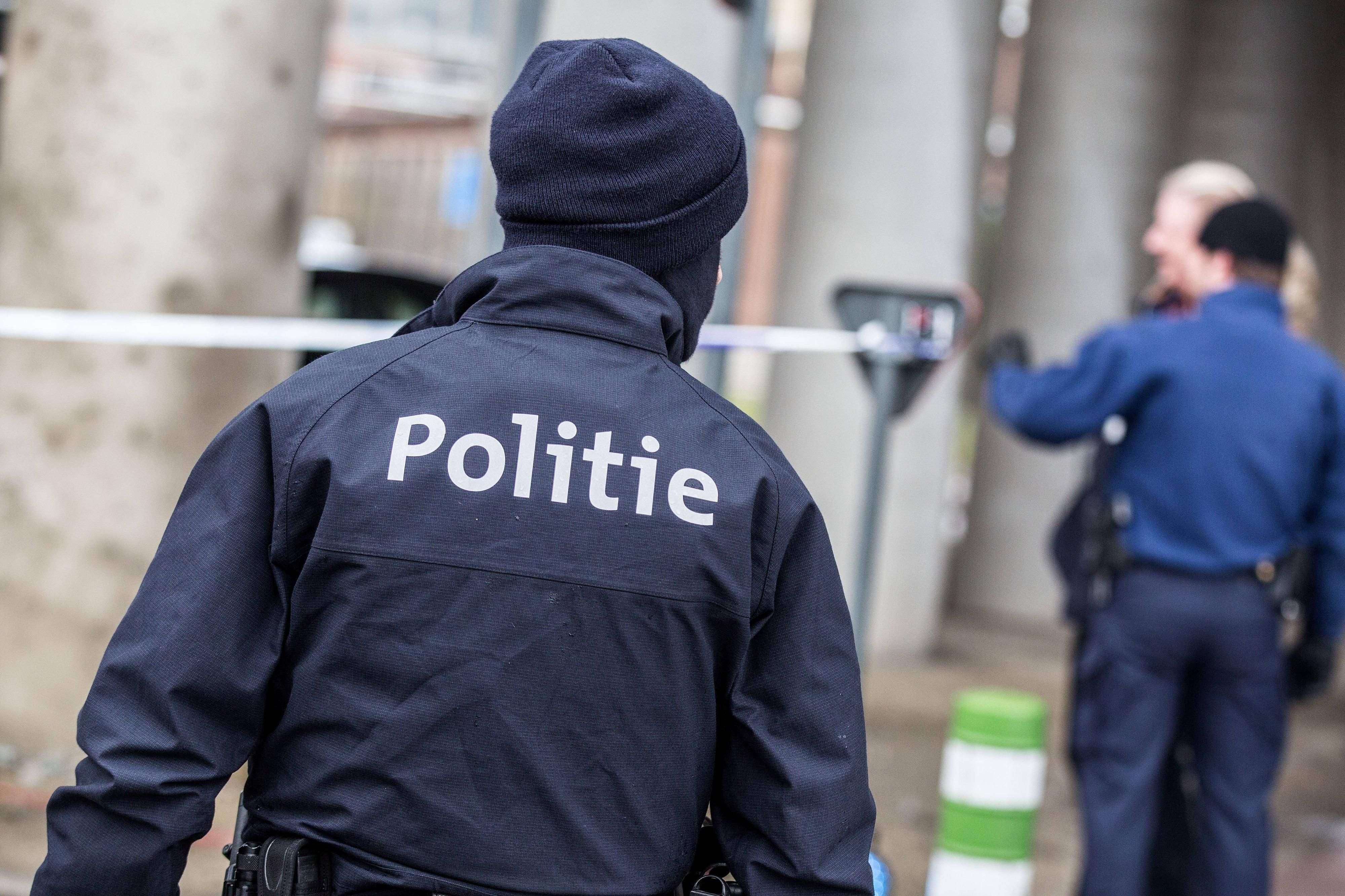 Ein Polizist beobachtet das Geschehen nach den Terroranschlägen in Brüssel.