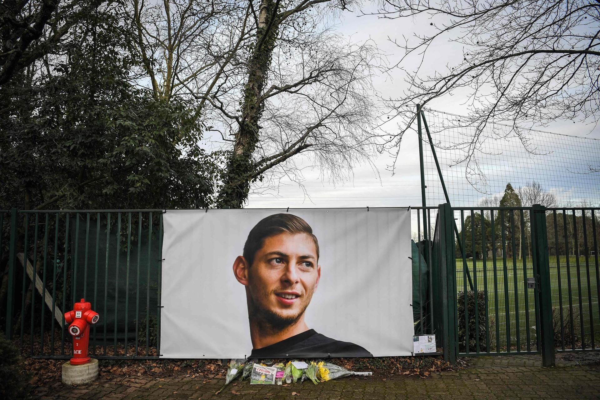 Blumen vor einem Plakat des Fußballers Emiliano Sala vor dem Trainingszentrum des FC Nantes