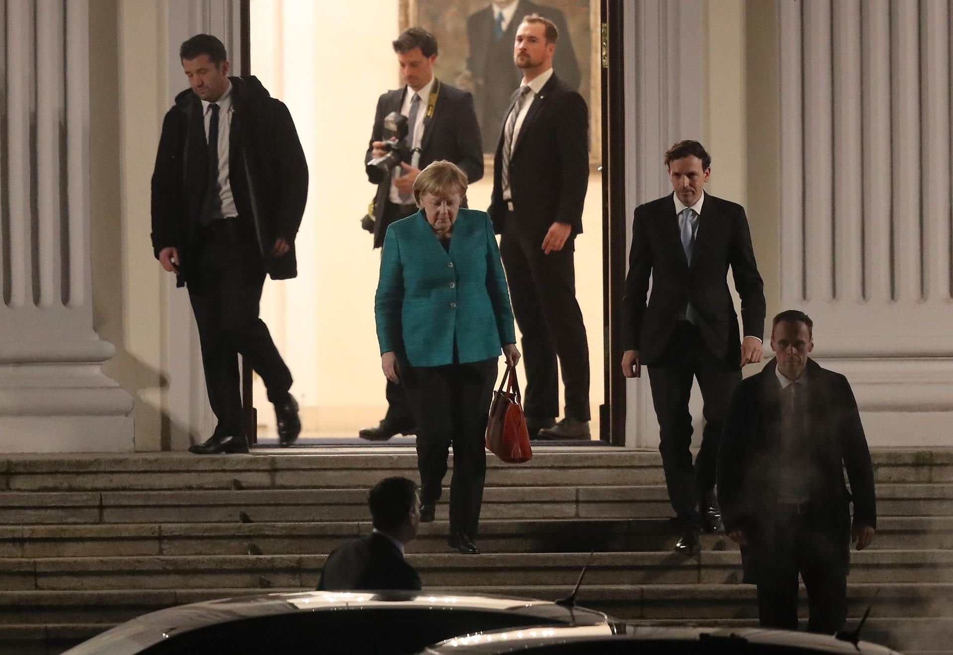 Nach etwa eineinhalb Stunden Gespräch verließ Kanzlerin Angela Merkel das Schloss Bellevue.
