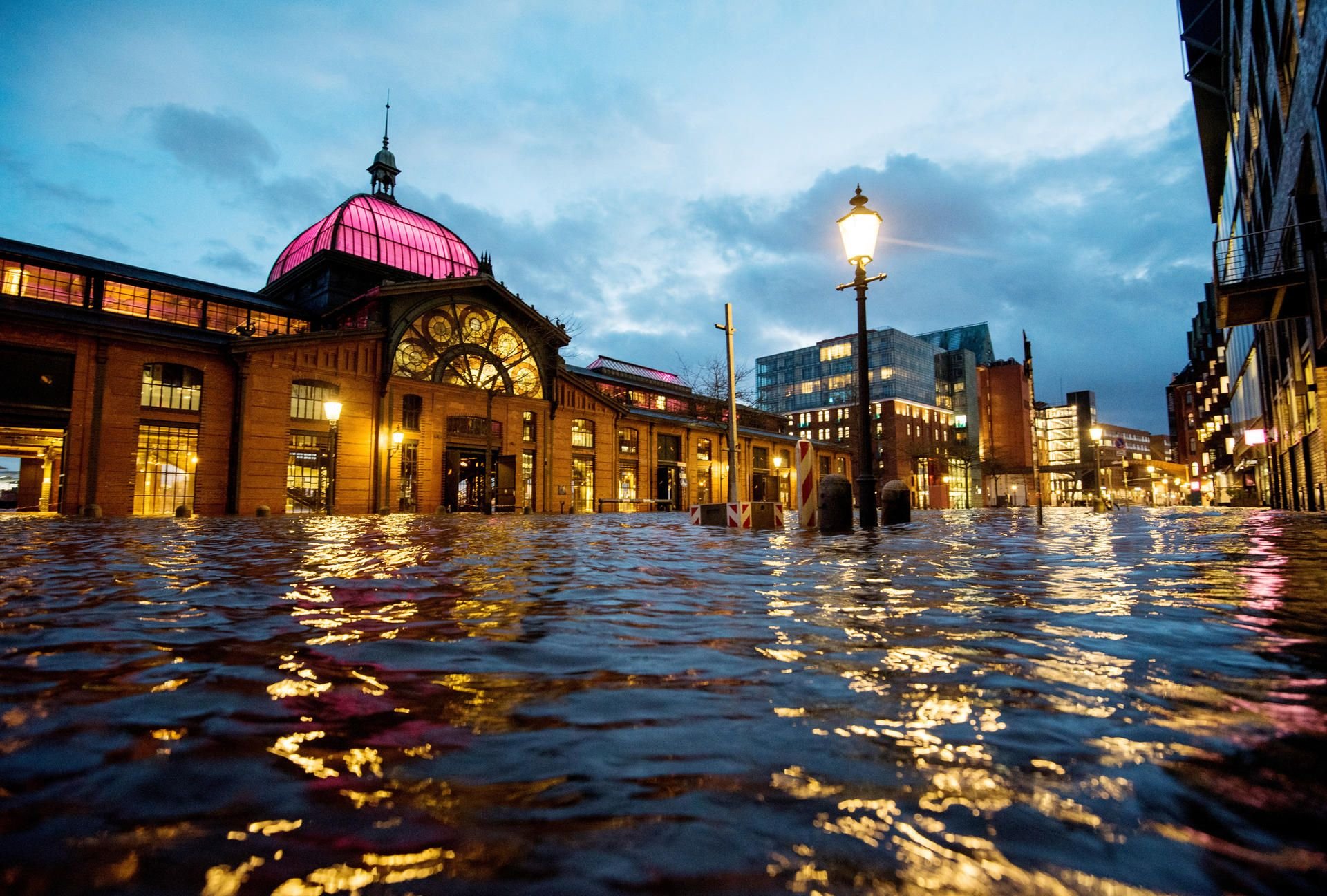 Im Hamburger Hafen steht das Wasser bis zum Fischmarkt.