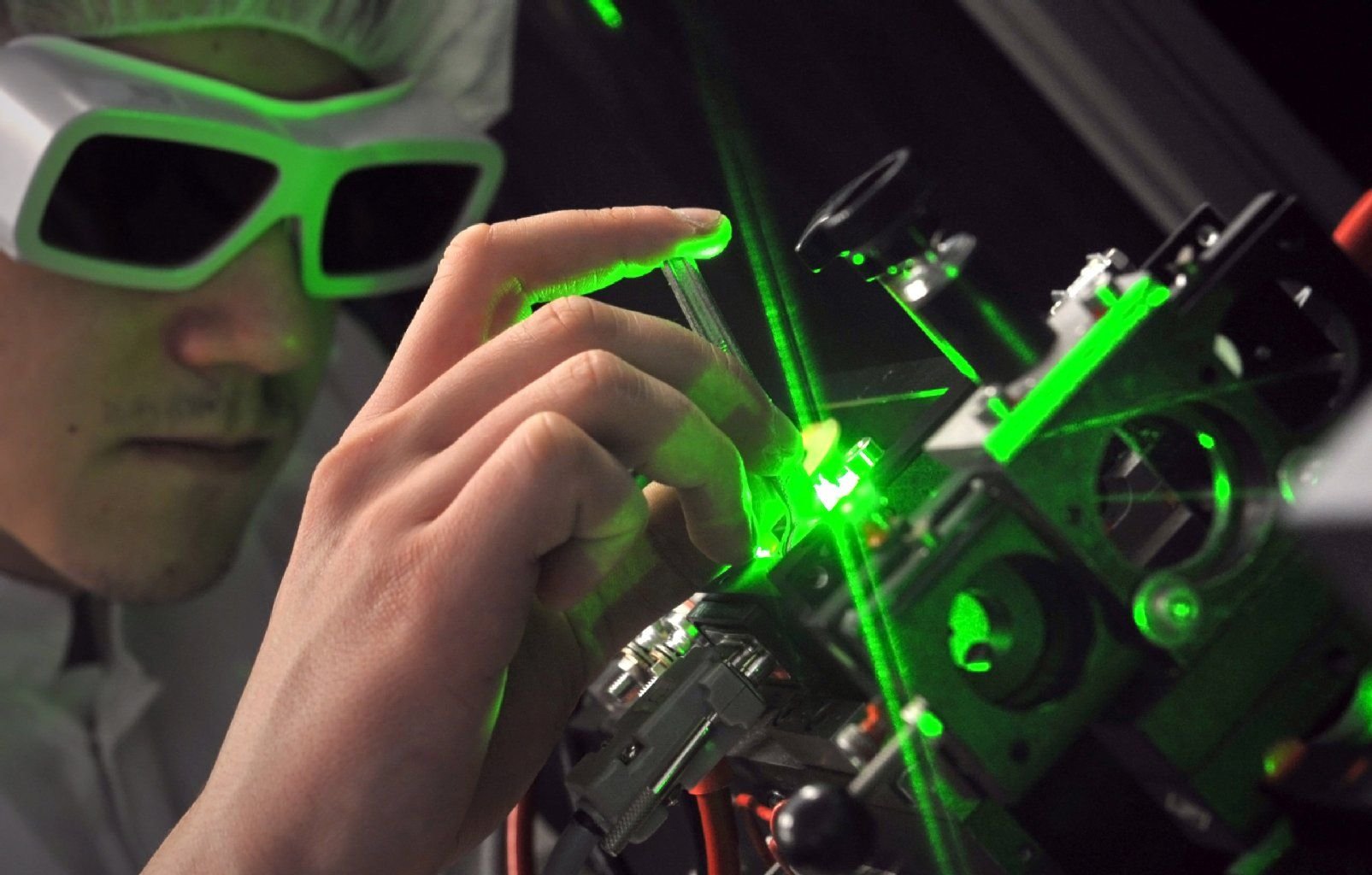 Der Mechatroniker Sebastian Preißer justiert im Bereich Lasertechnik der Jenoptik AG einen Diodenlaser. Blitzer-Anlagen für den Straßenverkehr gehören zu den Produkten von Jenoptik.